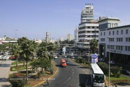 Image du Maroc Professionnelle de  L'ancienne Place des Nations Unies avant la disparition de cette partie au détriment du Tramway de Casablanca, Lundi 6 Octobre 2008 . (Photo / Abdeljalil Bounhar)

 